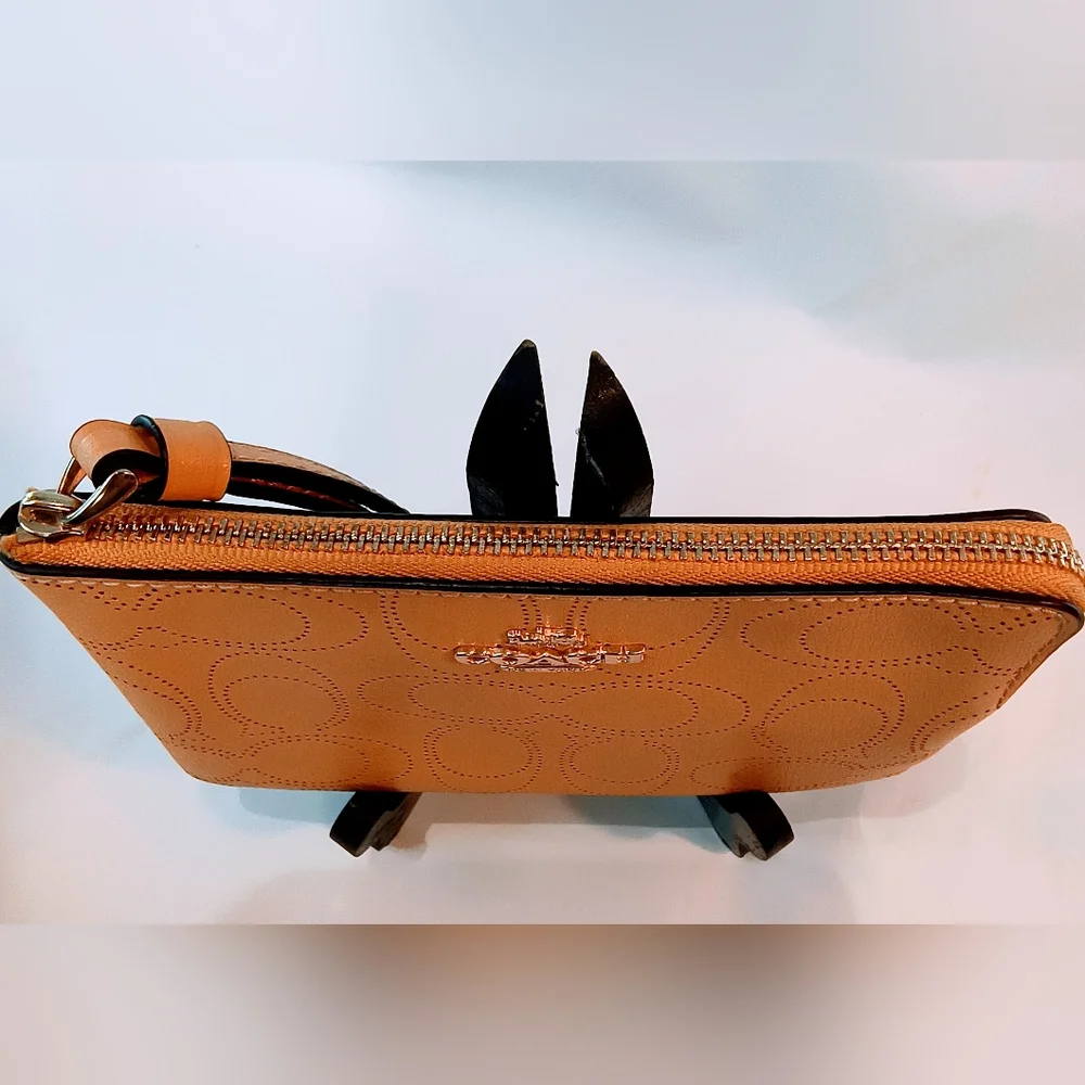 NWOT COACH Perforated Leather‎ Corner Zip Wristlet in  Honey/Tan Color